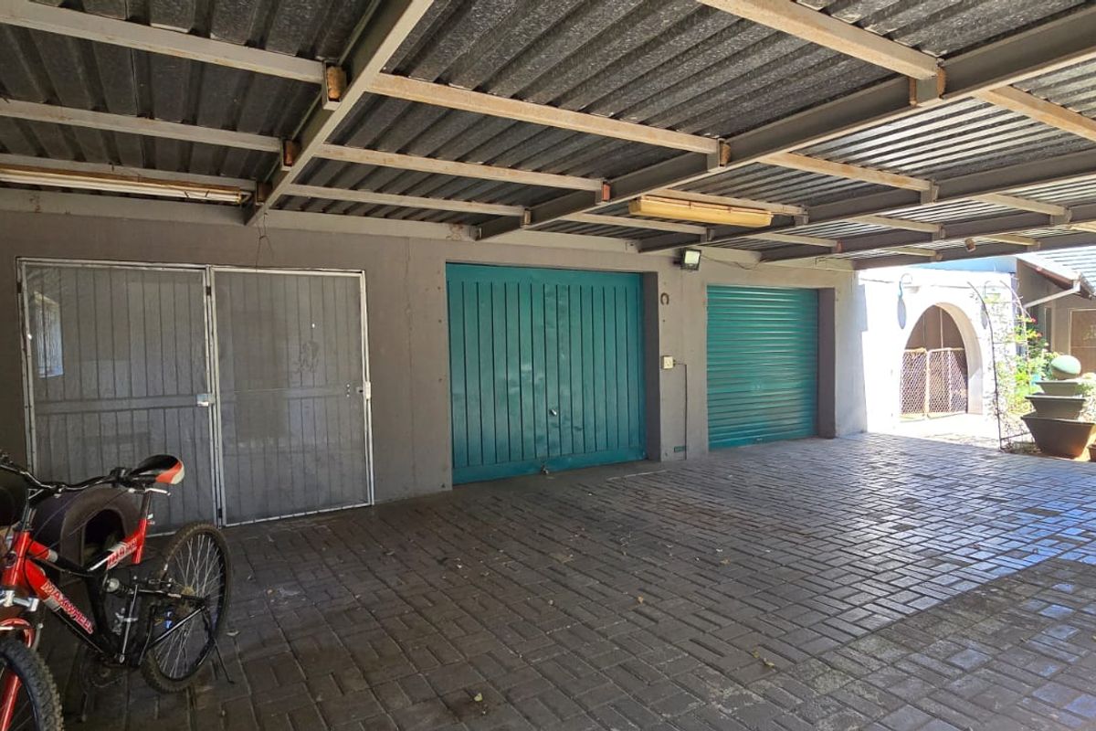 The property consists of two stands, each with its own title deed. Combined, the two stands measure over 2,500 square meters. This property is an excellent investment opportunity. - Photo 3