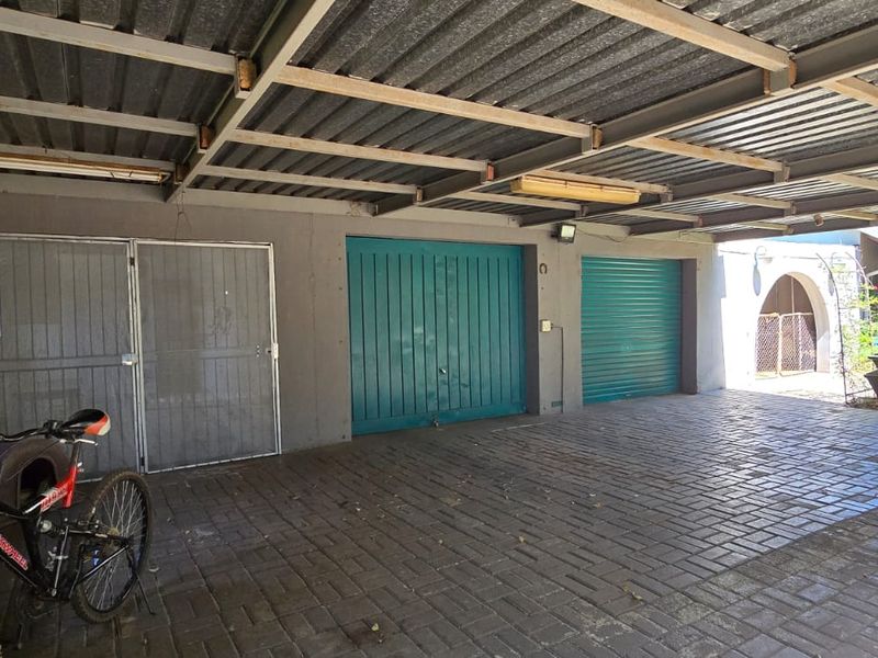 The property consists of two stands, each with its own title deed. Combined, the two stands measure over 2,500 square meters. This property is an excellent investment opportunity. - Photo 3