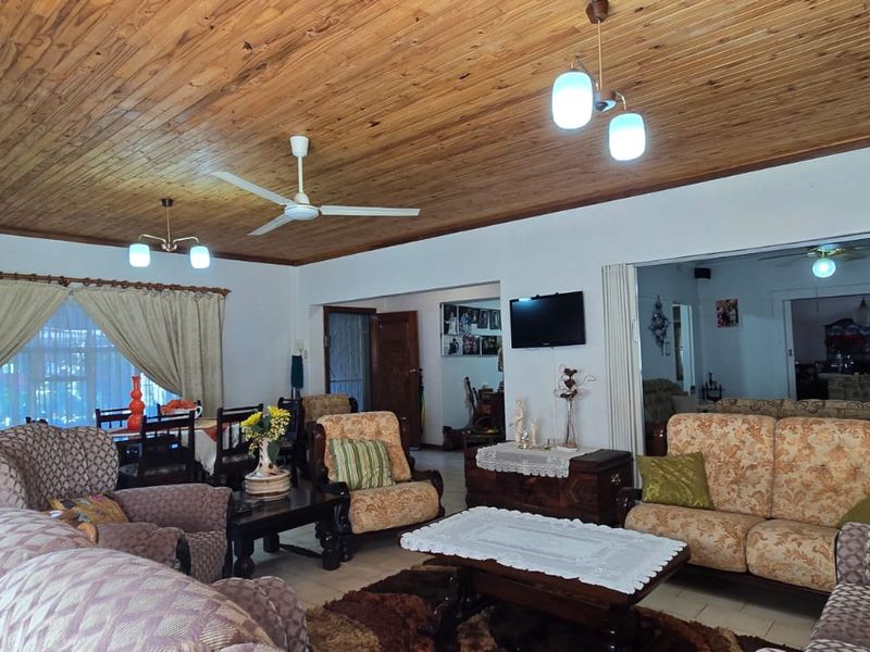 The property consists of two stands, each with its own title deed. Combined, the two stands measure over 2,500 square meters. This property is an excellent investment opportunity. - Photo 9