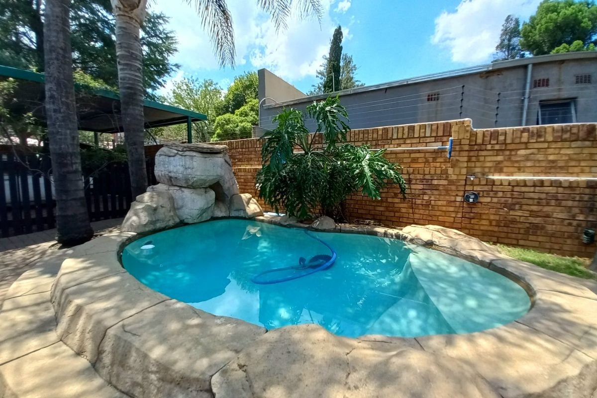 A Lovely Duplex with Splash Pool Offering Easy Living in the Heart of Edenvale - Photo 2