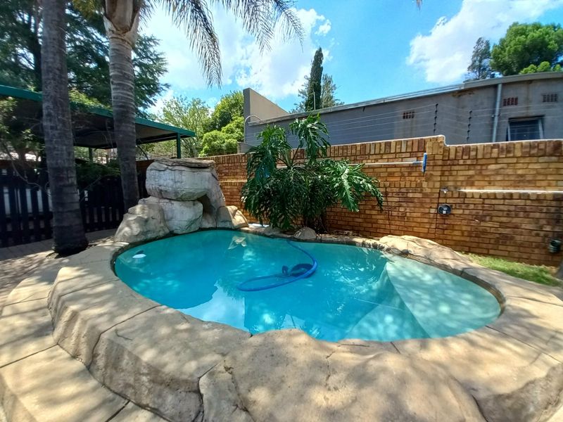 A Lovely Duplex with Splash Pool Offering Easy Living in the Heart of Edenvale - Photo 2