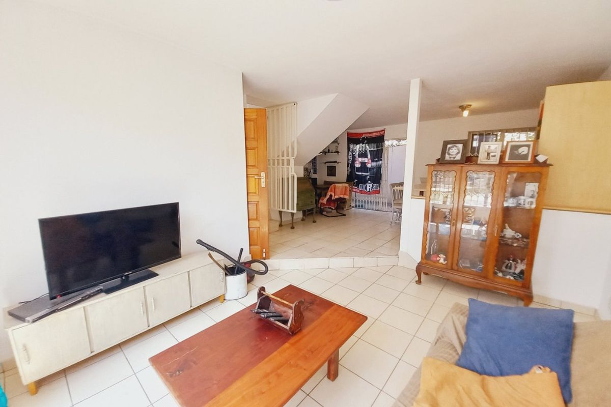 A Lovely Duplex with Splash Pool Offering Easy Living in the Heart of Edenvale - Photo 4