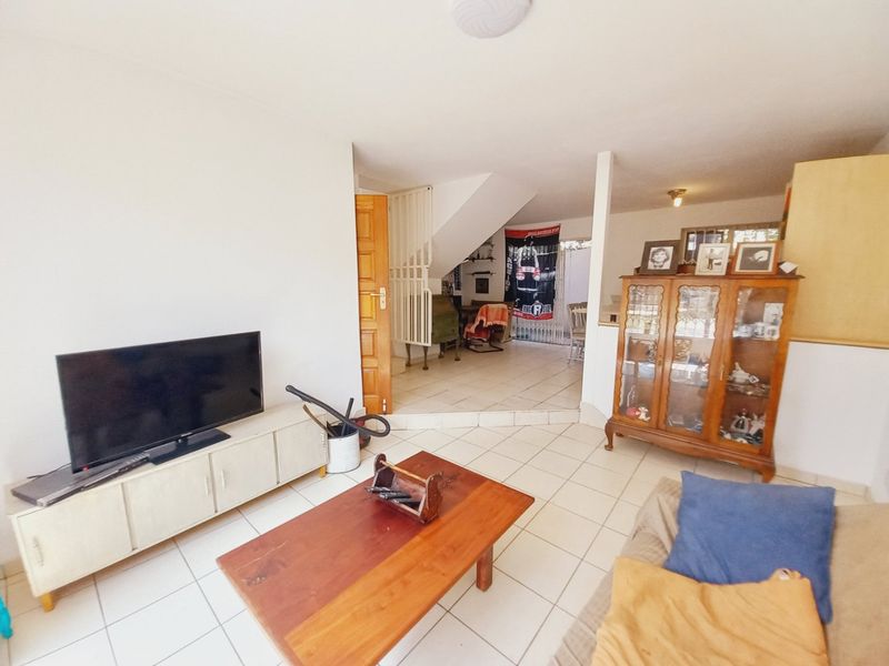 A Lovely Duplex with Splash Pool Offering Easy Living in the Heart of Edenvale - Photo 4