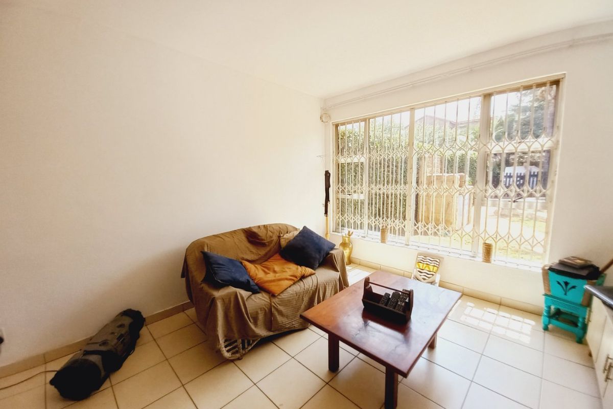 A Lovely Duplex with Splash Pool Offering Easy Living in the Heart of Edenvale - Photo 3