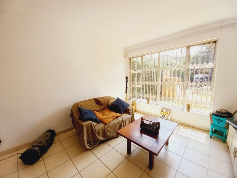 A Lovely Duplex with Splash Pool Offering Easy Living in the Heart of Edenvale - Photo 3