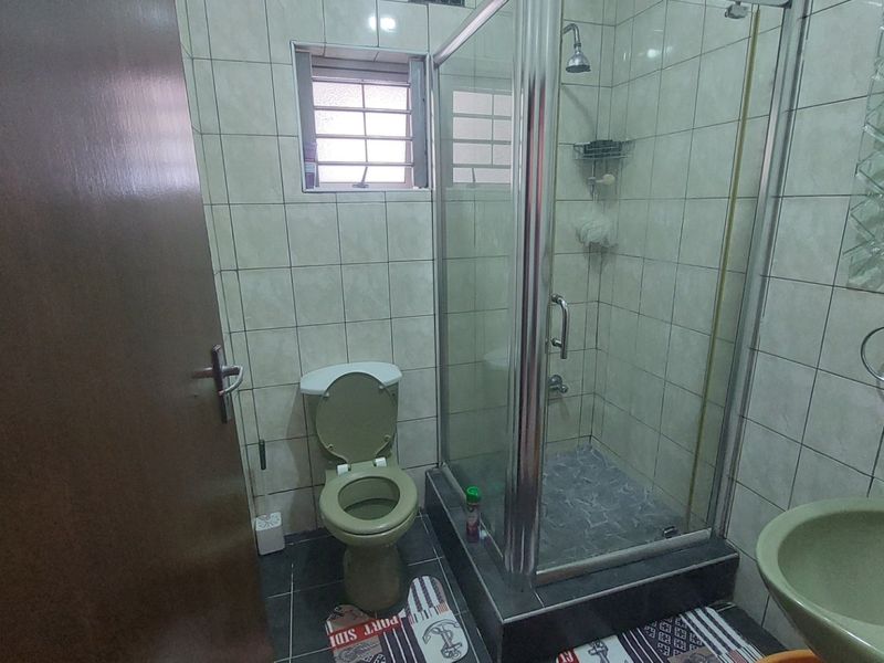 Beautiful spacious home with rental income for sale in Bayview Chatsworth - Photo 4