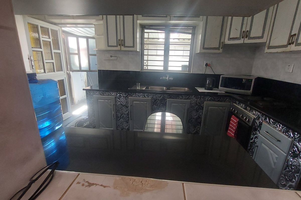 Beautiful spacious home with rental income for sale in Bayview Chatsworth - Photo 2