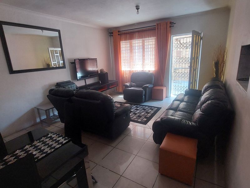 Beautiful spacious home with rental income for sale in Bayview Chatsworth - Photo 6