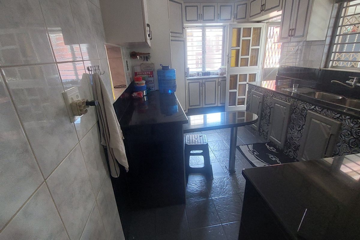 Beautiful spacious home with rental income for sale in Bayview Chatsworth - Photo 3