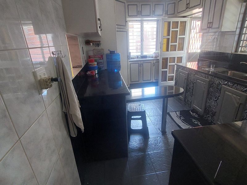 Beautiful spacious home with rental income for sale in Bayview Chatsworth - Photo 3