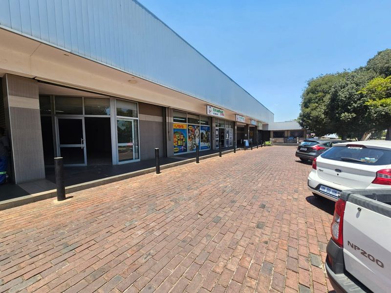 A Lovely retail store for rent in Valhalla  - Photo 3