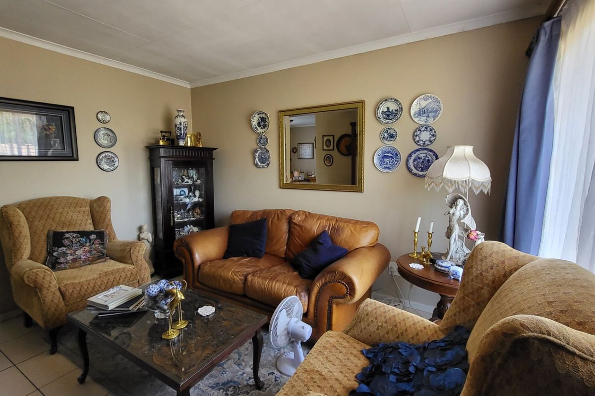 Lovely 2 Bedroom Townhouse with large garden in Rooihuiskraal North - Photo 3