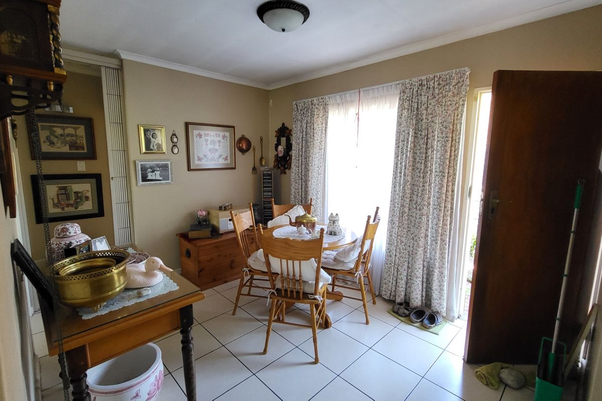 Lovely 2 Bedroom Townhouse with large garden in Rooihuiskraal North - Photo 4
