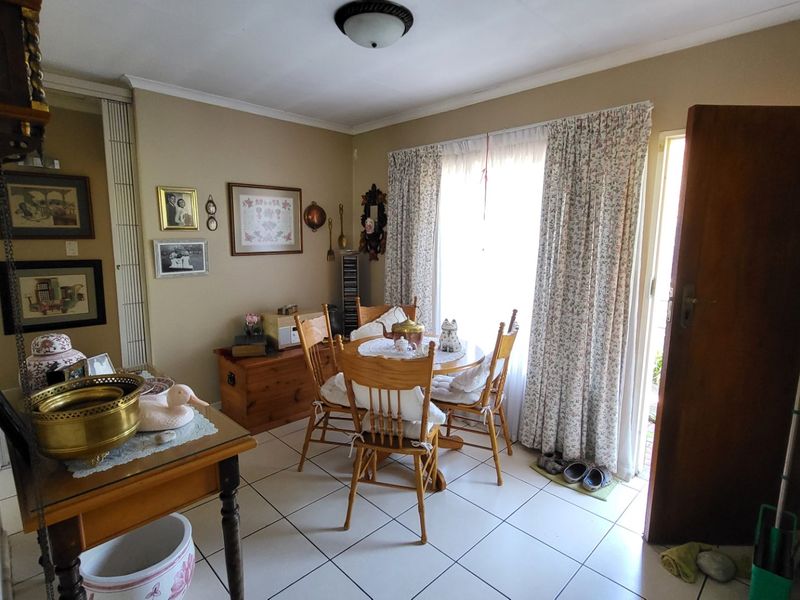 Lovely 2 Bedroom Townhouse with large garden in Rooihuiskraal North - Photo 4