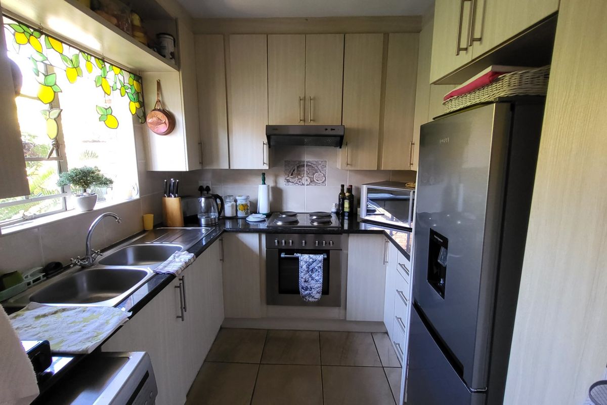 Lovely 2 Bedroom Townhouse with large garden in Rooihuiskraal North - Photo 5