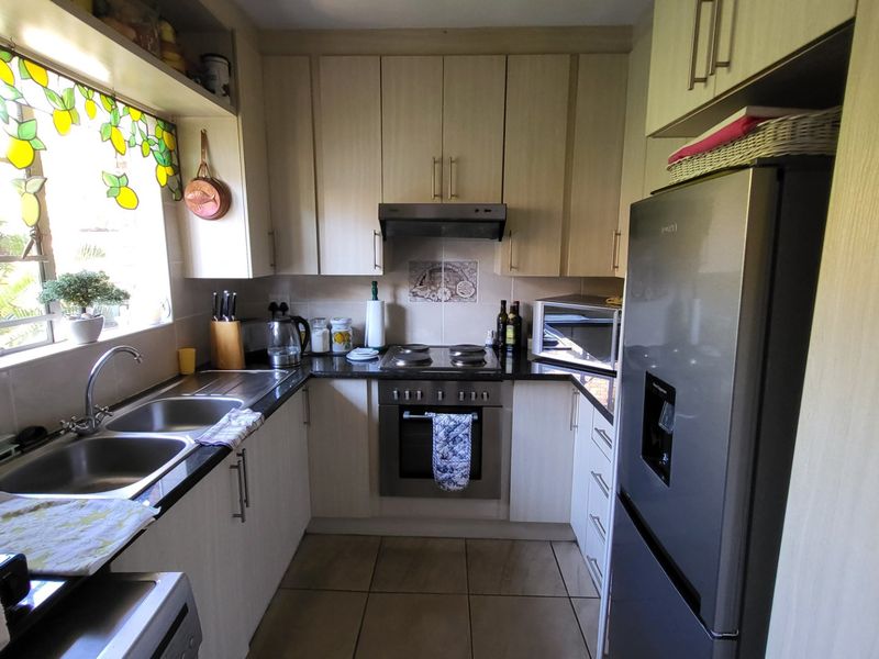 Lovely 2 Bedroom Townhouse with large garden in Rooihuiskraal North - Photo 5