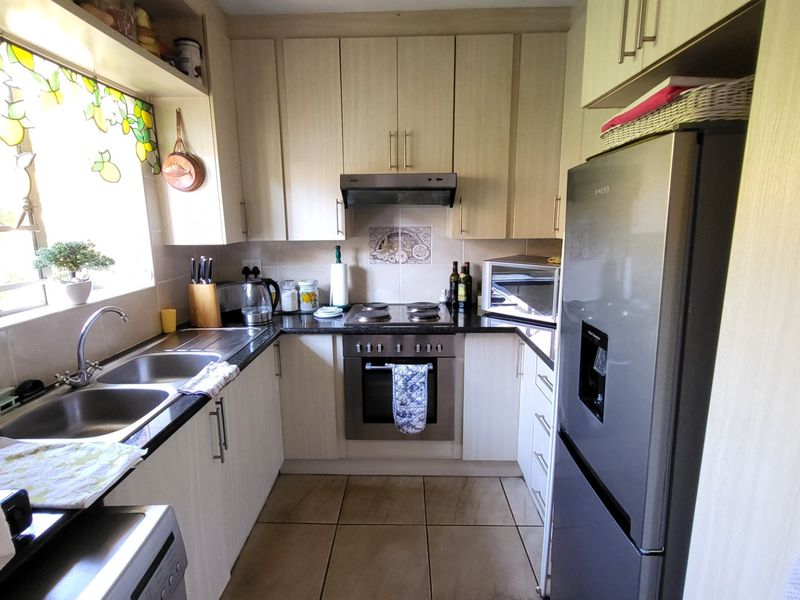 Lovely 2 Bedroom Townhouse with large garden in Rooihuiskraal North - Photo 6