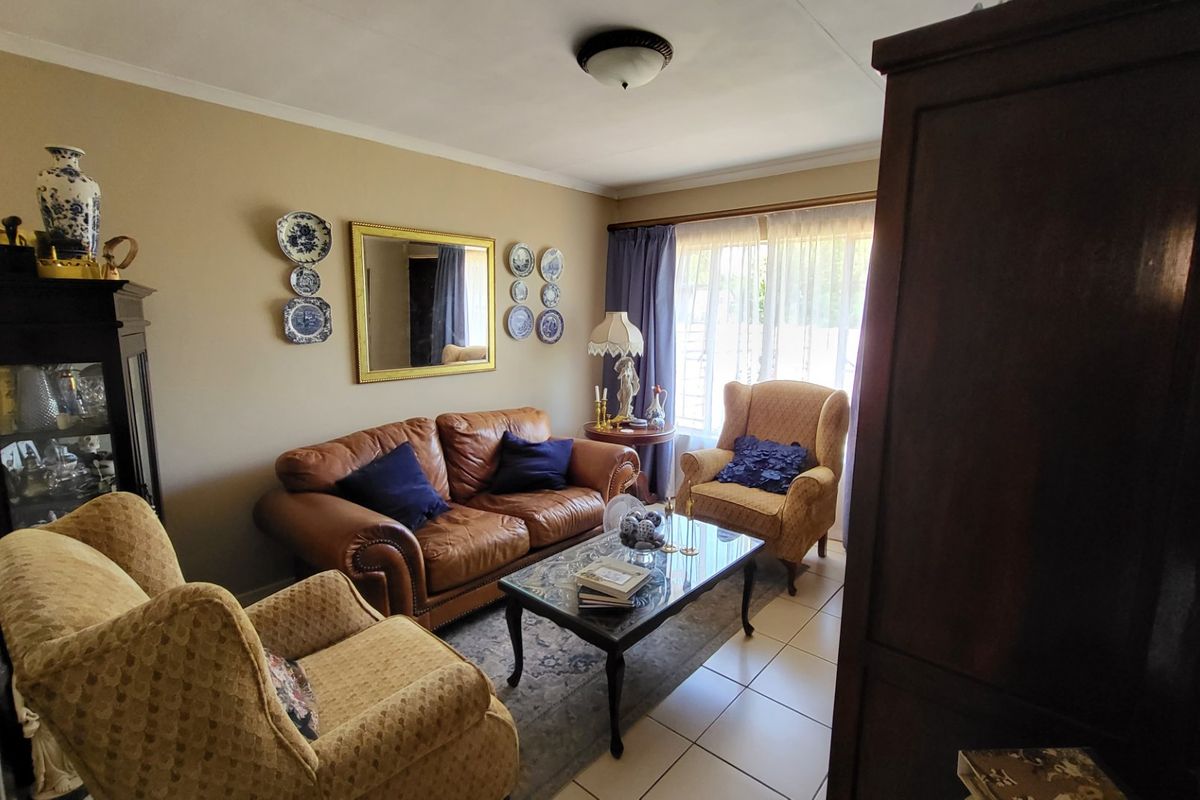 Lovely 2 Bedroom Townhouse with large garden in Rooihuiskraal North - Photo 2