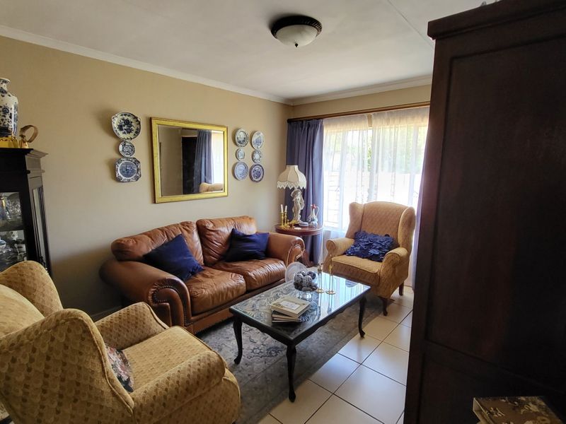 Lovely 2 Bedroom Townhouse with large garden in Rooihuiskraal North - Photo 2