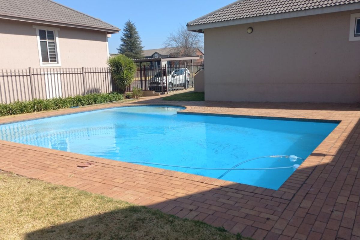 Charming 1-Bedroom Duplex with Private Garden - Photo 3