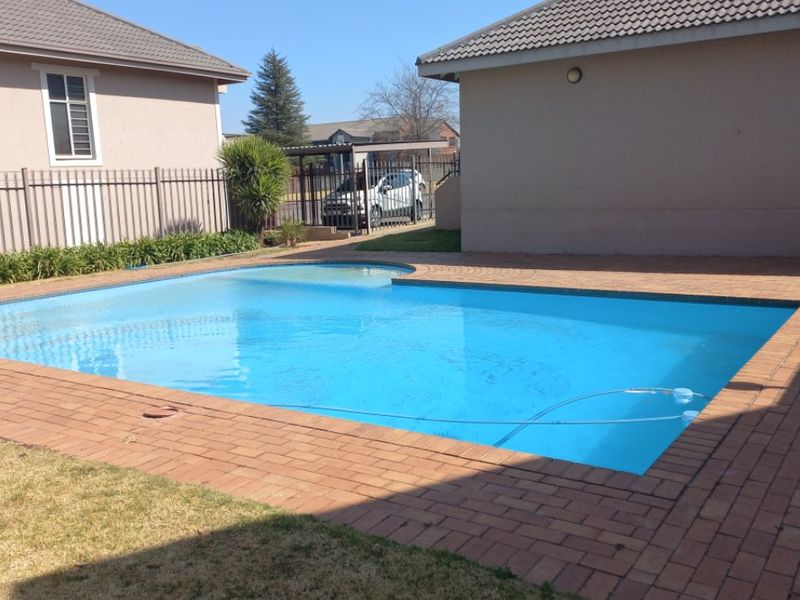 Charming 1-Bedroom Duplex with Private Garden - Photo 3