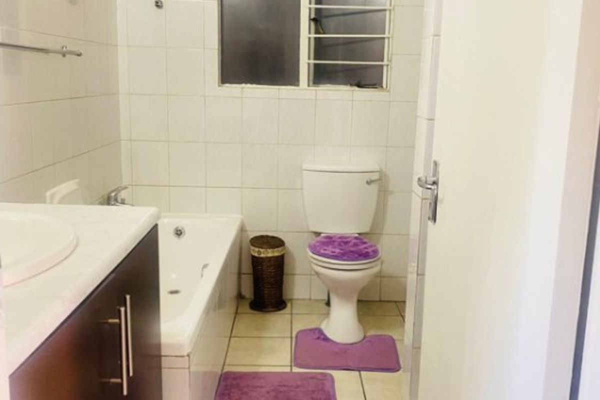 Charming 1-Bedroom Duplex with Private Garden - Photo 4