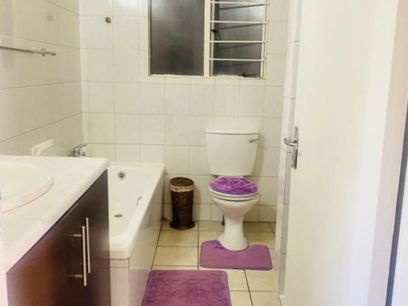 Charming 1-Bedroom Duplex with Private Garden - Photo 4