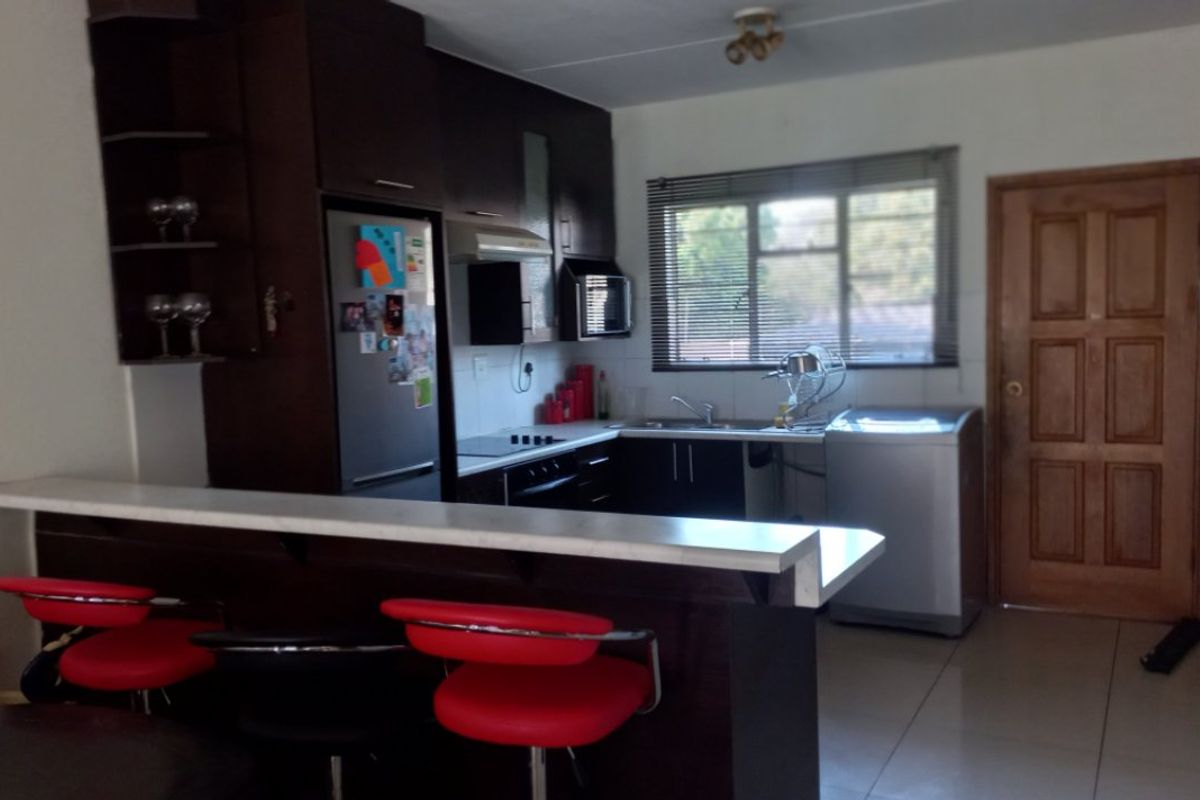 Charming 1-Bedroom Duplex with Private Garden - Photo 2