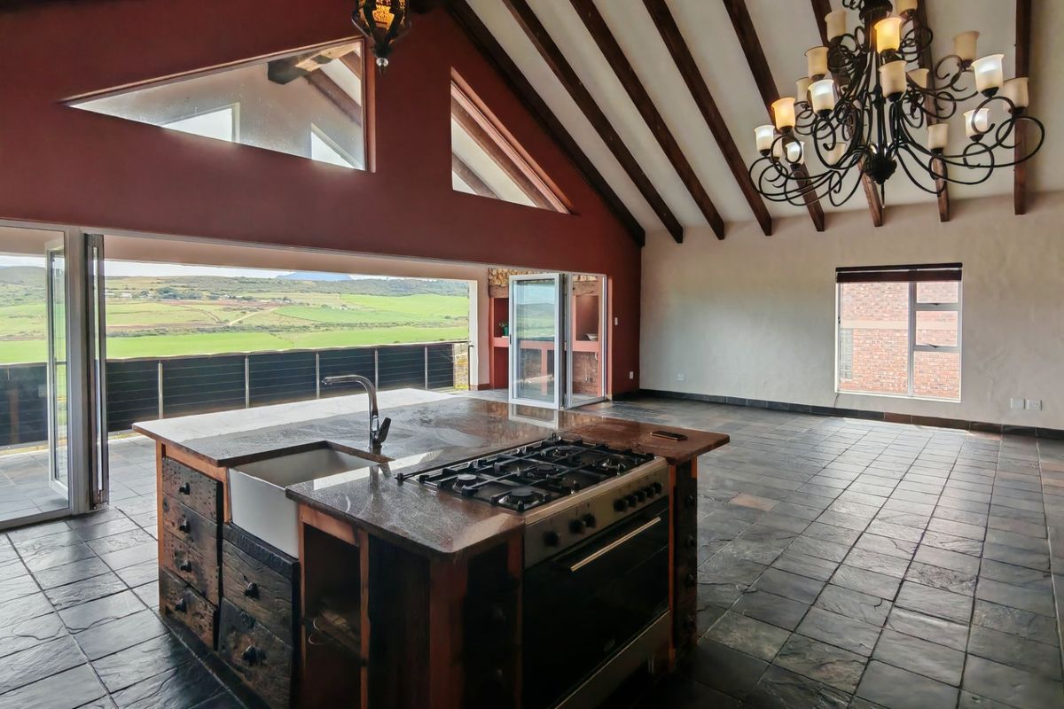 Spacious, comfortable family home, combined with luxury living. - Photo 2