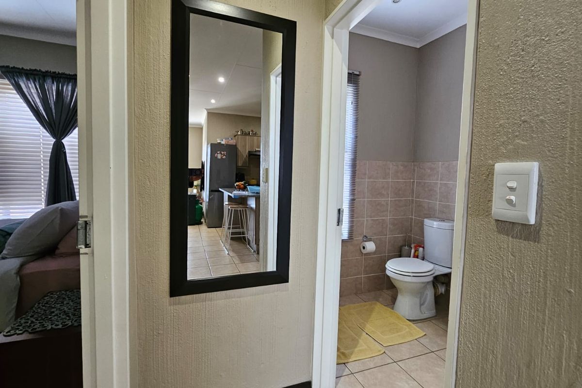 Low maintenance 2-bedroom upstairs unit Ideal for first-time buyers. - Photo 5