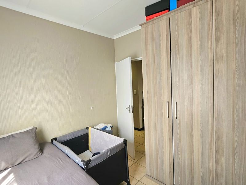 Low maintenance 2-bedroom upstairs unit Ideal for first-time buyers. - Photo 8