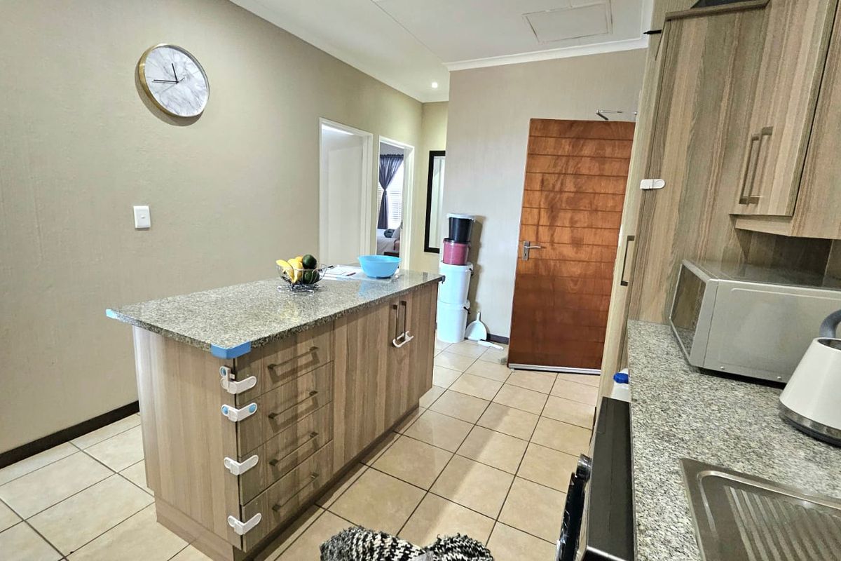 Low maintenance 2-bedroom upstairs unit Ideal for first-time buyers. - Photo 2