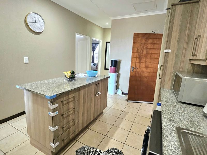 Low maintenance 2-bedroom upstairs unit Ideal for first-time buyers. - Photo 2