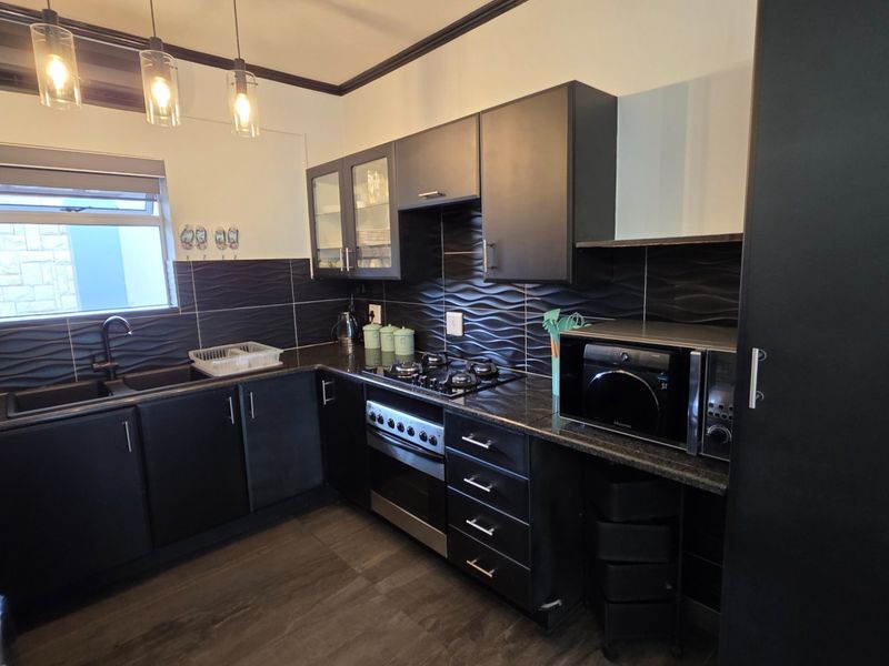 Beautifully Upgraded... Perfect Holiday Investment... Close to The Beach !!! - Photo 9