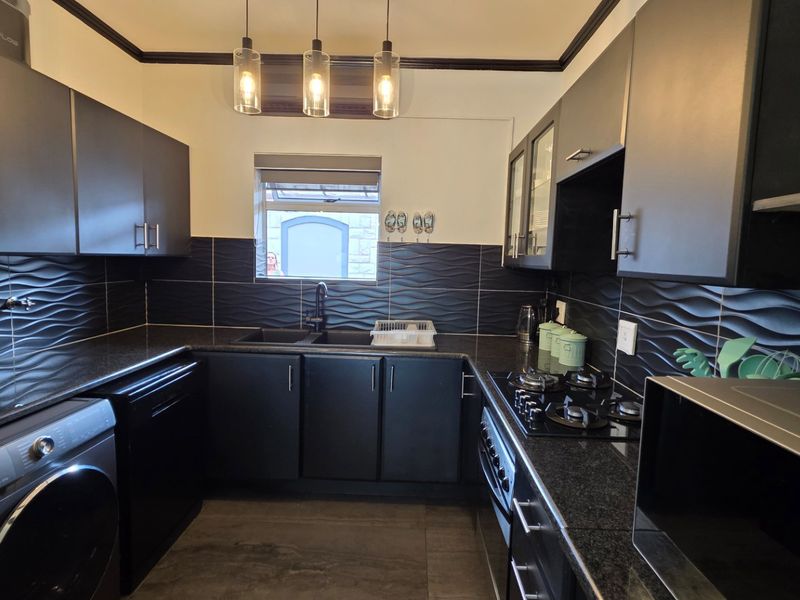 Beautifully Upgraded... Perfect Holiday Investment... Close to The Beach !!! - Photo 10