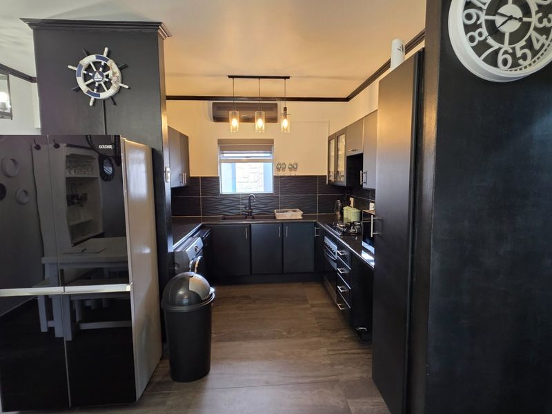 Beautifully Upgraded... Perfect Holiday Investment... Close to The Beach !!! - Photo 8