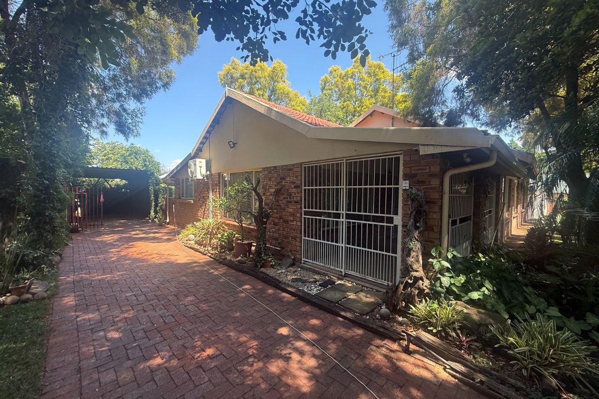 Charming Family Home with Pool and Garden in a Serene Setting - Photo 2