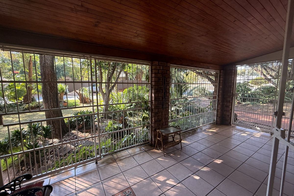 Charming Family Home with Pool and Garden in a Serene Setting - Photo 3