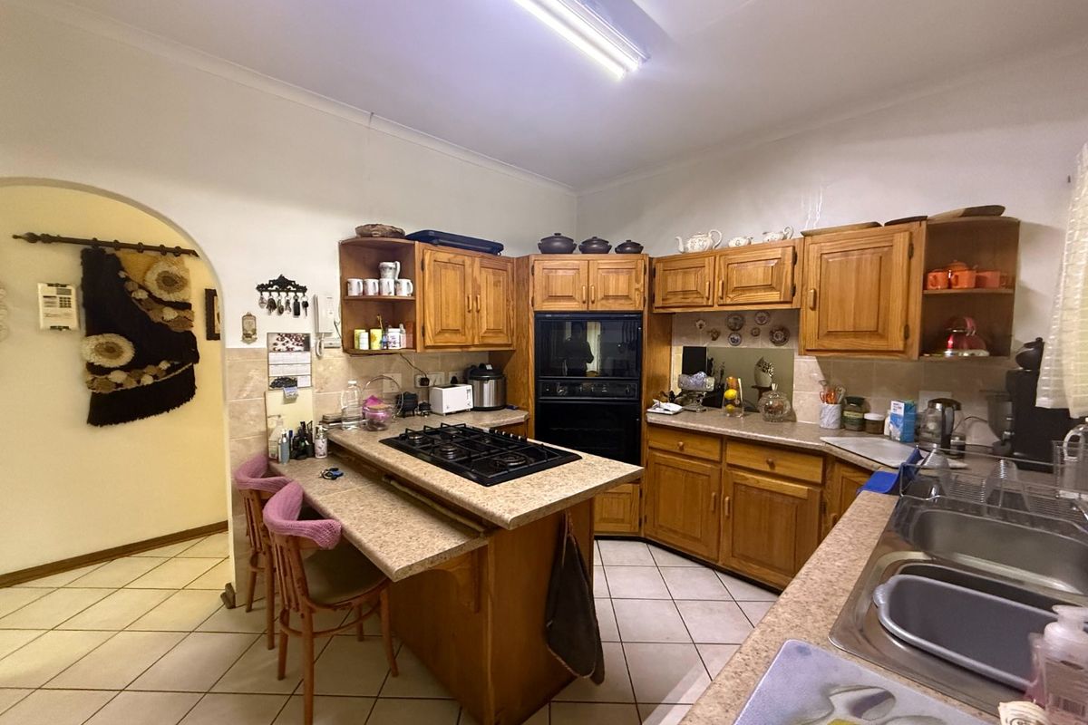 Charming Family Home with Pool and Garden in a Serene Setting - Photo 5