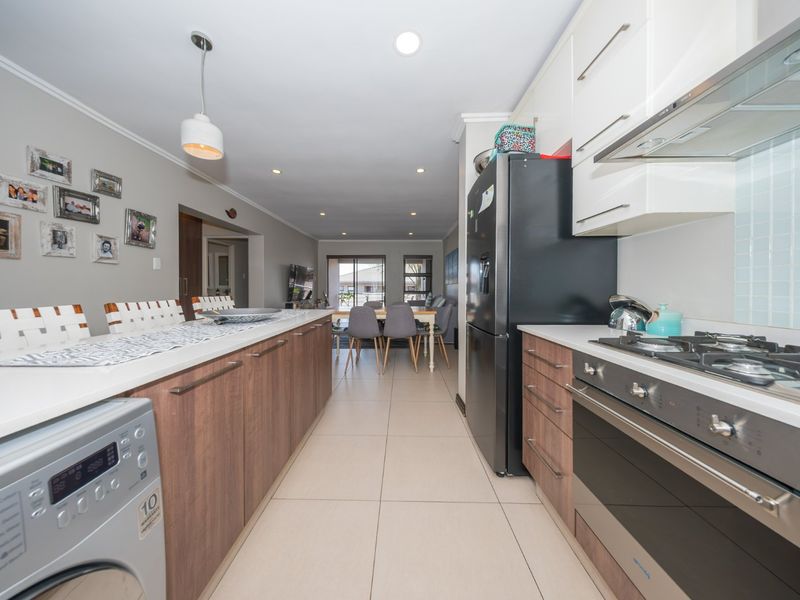 A refined Bedfordview address offering privacy and effortless modern living! - Photo 8