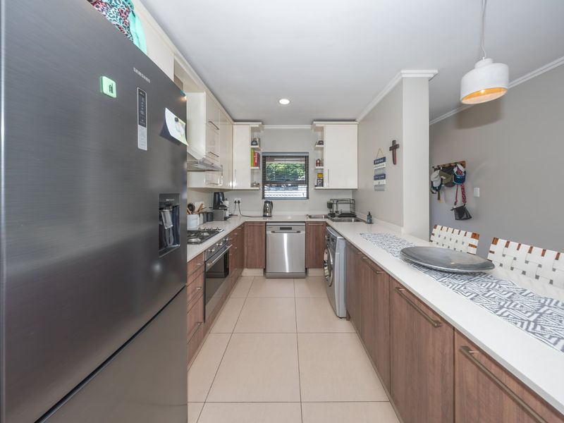 A refined Bedfordview address offering privacy and effortless modern living! - Photo 7