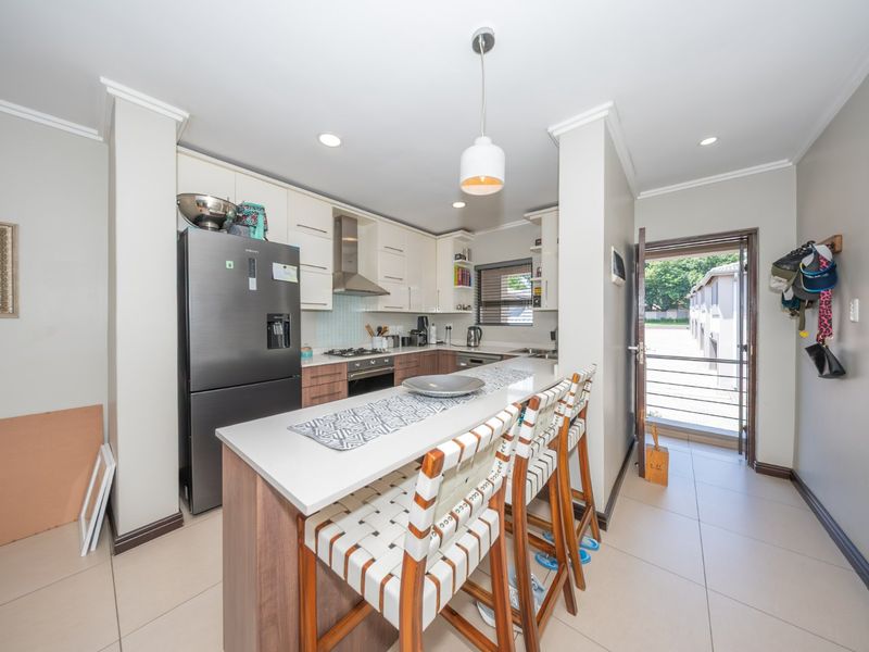 A refined Bedfordview address offering privacy and effortless modern living! - Photo 6