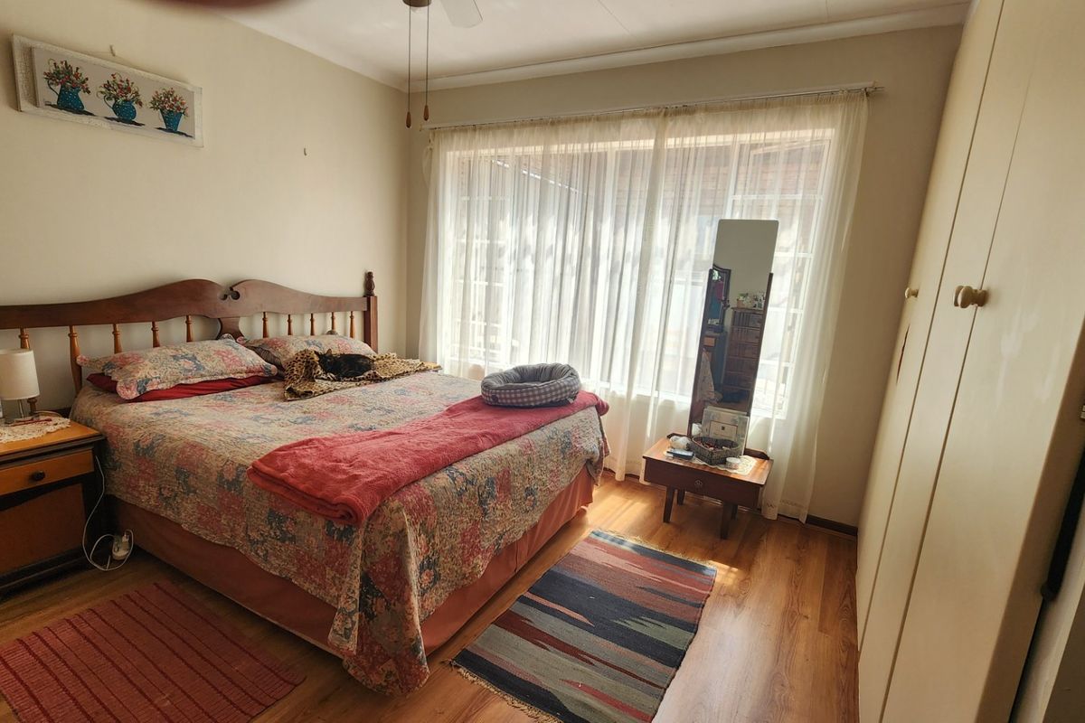 Convenient Three Bedroom Home Near Amenities - Photo 2