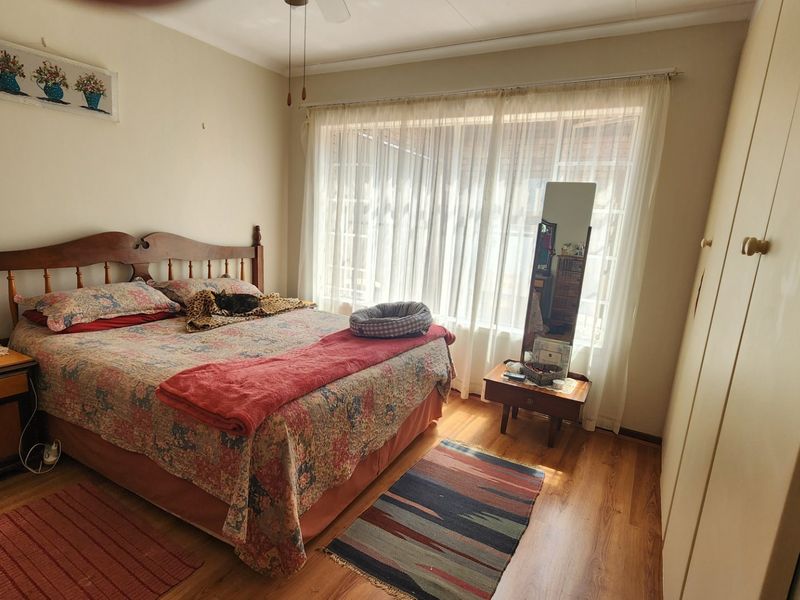 Convenient Three Bedroom Home Near Amenities - Photo 2