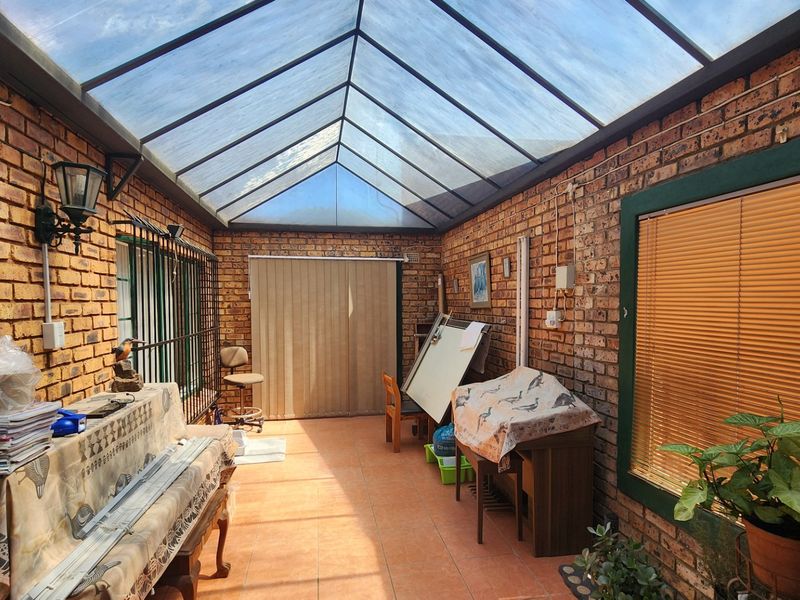 Convenient Three Bedroom Home Near Amenities - Photo 4