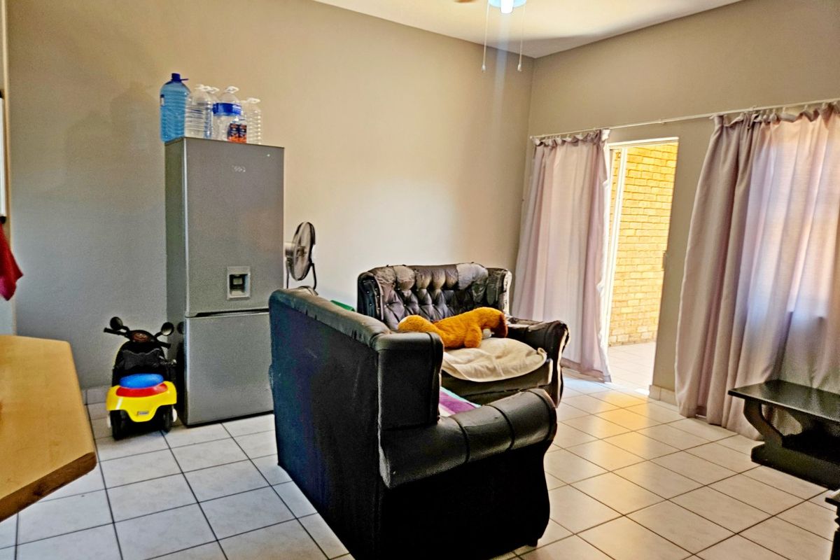 Stunning 2  bedrooms Goundfloor unit - Photo 3