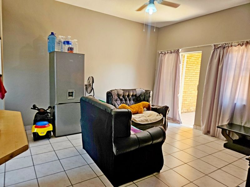 Stunning 2  bedrooms Goundfloor unit - Photo 3