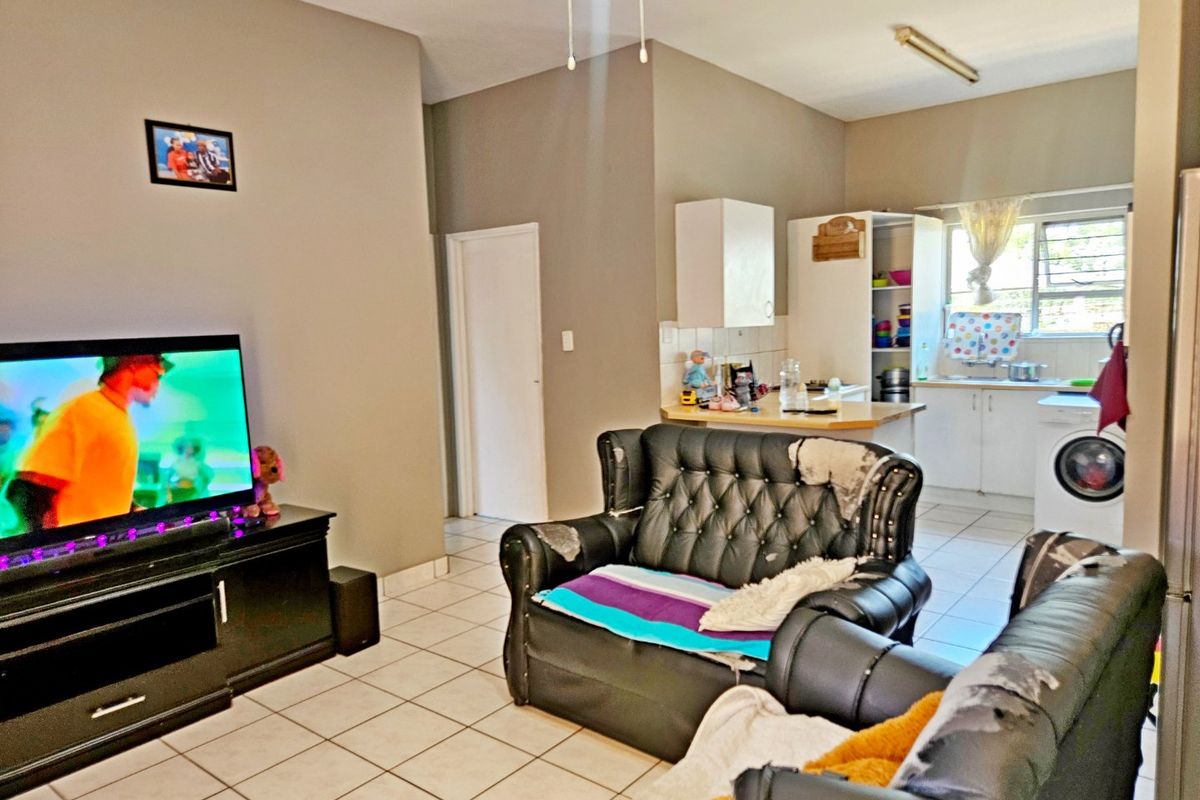 Stunning 2  bedrooms Goundfloor unit - Photo 2