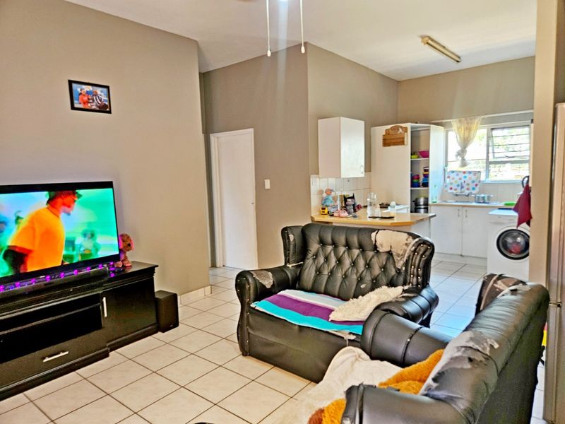 Stunning 2  bedrooms Goundfloor unit - Photo 2