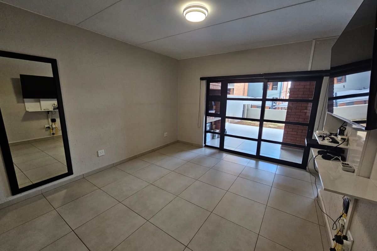 A 3-Bedroom and 2-Bathroom with Kitchen and Living room - Photo 3